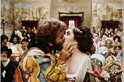 ‘La mujer indomable’ (1965), de Franco Zeffirelli. El italiano ha intentado en numerosas ocasiones llevar el espíritu de Shakespeare a la pantalla, y puede que haya obtenido grandes taquillas, pero nunca tuvo talento. Puede que la vez que estuviera más cerca fue en esta comedia, adaptación de ‘La fierecilla domada’, con Elizabeth Taylor y Richard Burton, otro actor shakesperiano.