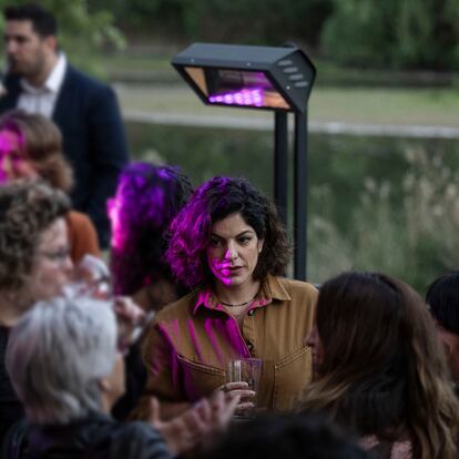 En el centro de la imagen Montse Collado bebiendo agua en un un evento la semana pasada en la coctelería Jardins Gala de Girona.