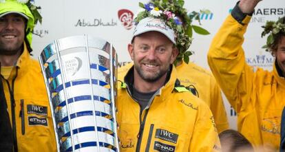 Ian Walker, patrón del Abu Dahi, celebra el triunfo del equipo en la 12ª edición de la Volvo Ocean Race.