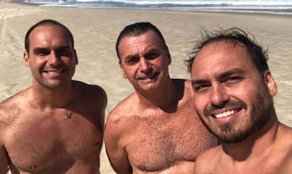 Bolsonaro padre publicó en agosto esta foto suya flanqueado por sus hijos Eduardo (izquierda) y Carlos. 