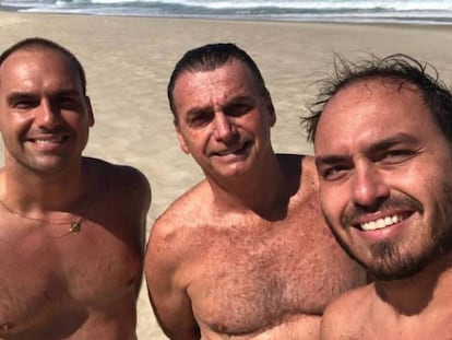 Bolsonaro padre publicó en agosto esta foto suya flanqueado por sus hijos Eduardo (izquierda) y Carlos. 