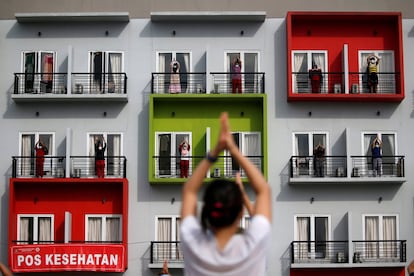 Varios pacientes de un centro de cuarentena de Yakarta (Indonesia) realizan ejercicios desde los balcones.