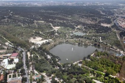 Vista aérea de la Casa de Campo, con el lago en primer término.