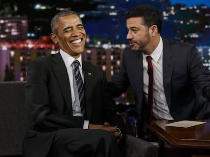 Barack Obama escucha a Jimmy Kimmel en el programa de televisi&oacute;n del pasado lunes.