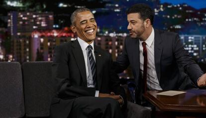 Barack Obama escucha a Jimmy Kimmel en el programa de televisi&oacute;n del pasado lunes.