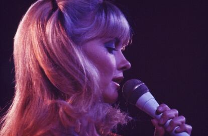 Olivia Newton-John cantando durante un concierto en Budokan, Tokio (Japón), en octubre de 1978. Sus álbumes vendieron más de 100 millones de copias a lo largo de su carrera.