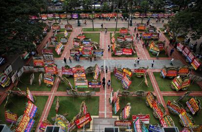 Tableros de flores, enviados por los partidarios del exgovernador de Jakarta Basuki "Ahok" Tjahaja Purnama, quien perdió la semana pasada las elecciones gubernamentales, se acumulan en el ayuntamineto de Jakarta (Indonesia).