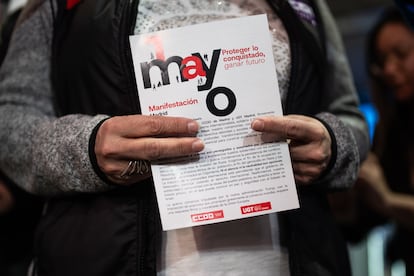 CC OO y UGT han repartido este miércoles en la madrileña estación de Atocha panfletos con su manifiesto para el Primero de Mayo.