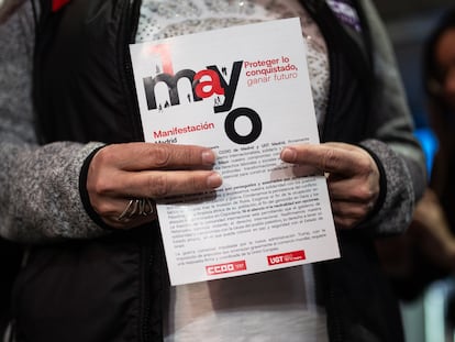 CC OO y UGT han repartido este miércoles en la madrileña estación de Atocha panfletos con su manifiesto para el Primero de Mayo.