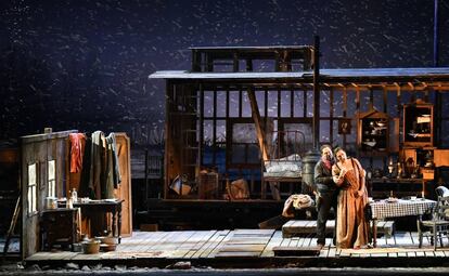 El tenor Marco Berti y la soprano Oksana Dyka, durante el segundo acto de ‘La fanciulla del West’, el pasado sábado en Bilbao.