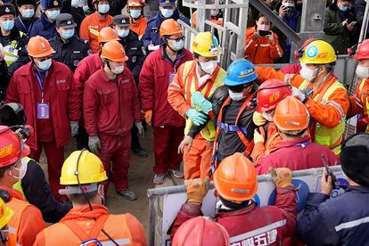 Uno de los mineros es rescatado este domingo, en la mina de Qixia, en la provincia de Shandong.