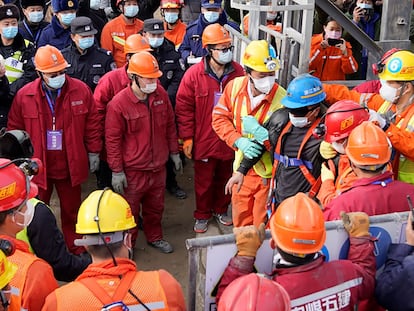 Uno de los mineros es rescatado este domingo, en la mina de Qixia, en la provincia de Shandong.