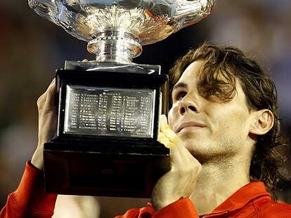 Rafa Nadal alza la copa de campeón.