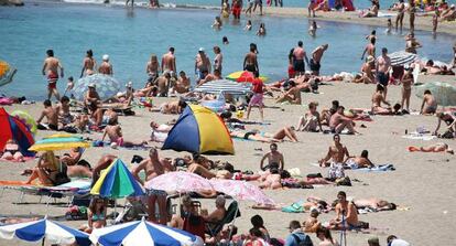 Turistas disfrutan de la playa y el buen tiempo.