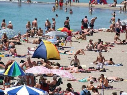 Turistas disfrutan de la playa y el buen tiempo.