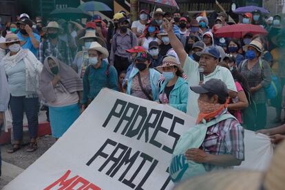 La indignación por la detención de los jóvenes también se dejó ver afuera del penal de El Amate, en Chiapas, en el que todavía están recluidos 19 normalistas.