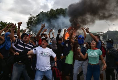 Manifestantes se concentran en la autopista Francisco Fajardo en una jornada de protestas contra el Gobierno de Nicolás Maduro. De acuerdo con medios locales, este miércoles por la noche se reportaban aún enfrentamientos entre manifestantes y funcionarios de la GNB en varias zonas de la capital.