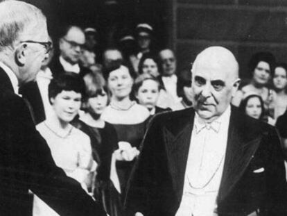 Iorgos Seferis, a la dreta, en la cerimònia de lliurament del premi Nobel de Literatura el 1963.
