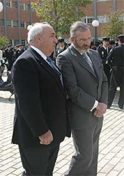 Francisco Javier Ansuátegui y el director general de la Policía, Agustín Díaz de Mera, en un acto oficial.