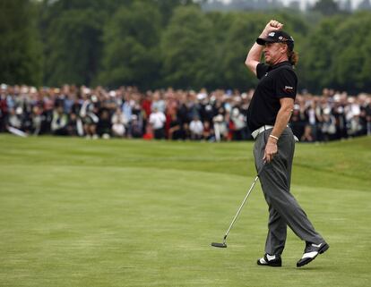 Jiménez celebra su victoria en el torneo de golf BMW PGA de 2008, disputado en el club Wentworth, Virginia Water (Inglaterra).