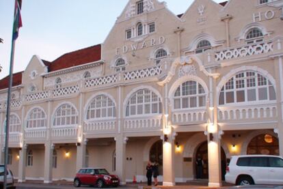 Por Puerto Elizabeth han pasado portugueses, holandeses, alemanes, y británicos, además de los pueblos khoisan y xhosa. El King Edward, de 1903 era un club de caballeros convertido ahora en hotel.