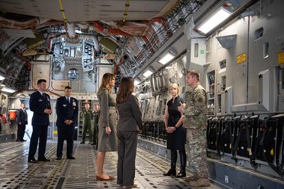 Melania Trump y Karen Pence en un C17 en la base de Charleston, en Carolina del Sur.