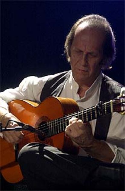 El guitarrista Paco de Lucía, durante la claurusa de la XXV edición del Festival de Jazz de Vitoria.