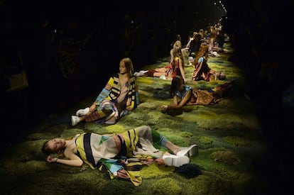 Modelos de Dries Van Noten durante el desfile de moda de la colección prêt-à-porter 2015 Primavera / Verano.