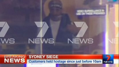 Captura de la televisió australiana que mostra l'home que la policia ha assenyalat com un dels sospitosos.