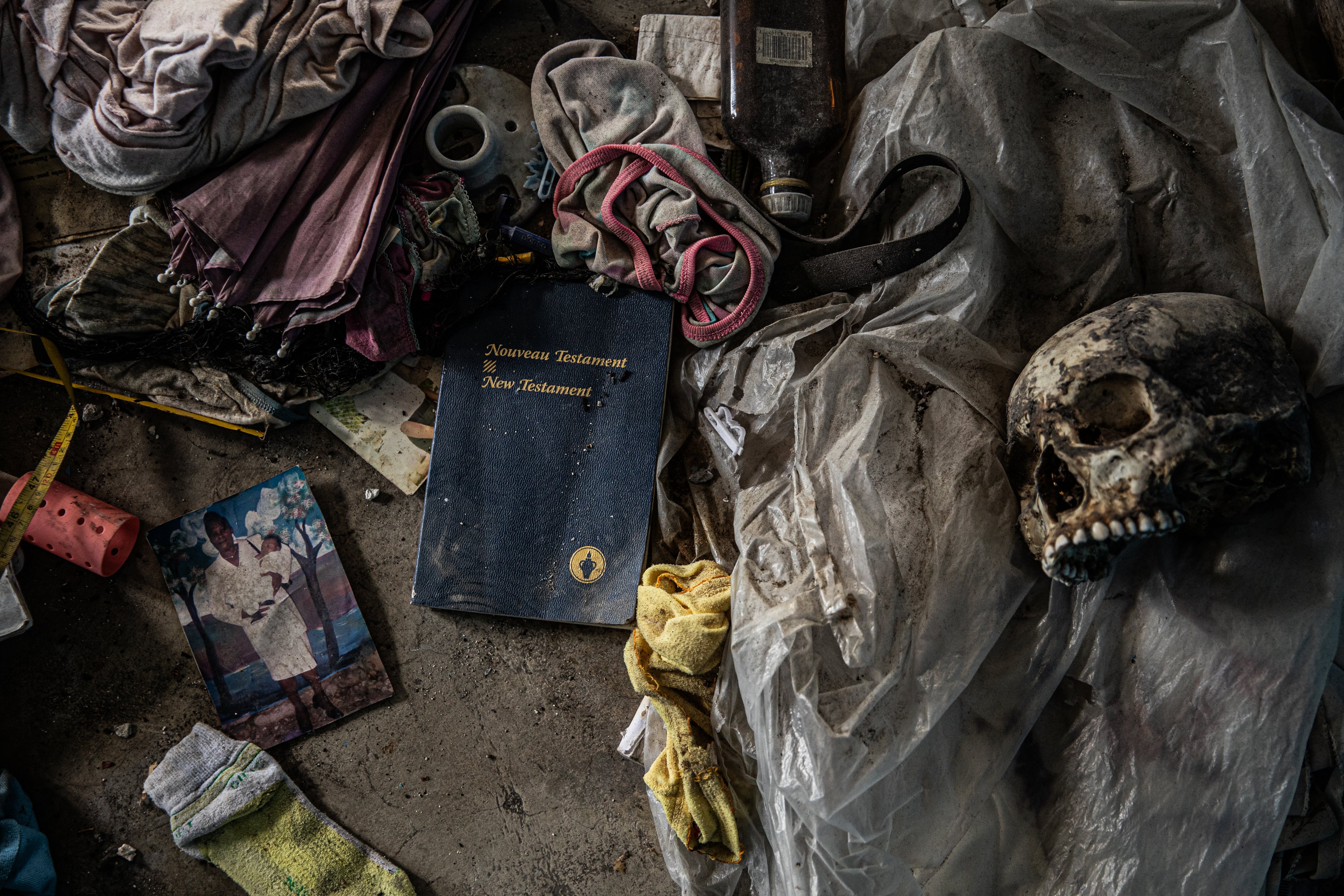 Los restos de una familia asesinada en su casa en Puerto Príncipe, en febrero de 2026.