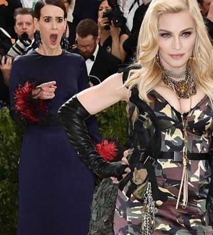 <p>Madonna es la reina del pop, y levanta pasiones cada vez que pisa una alfombra roja, tanto entre las personas que están fuera como dentro de ella. Esta divertida estampa la ha compartido la cantante en las redes sociales: la actriz Sarah Paulson (ganadora de un Globo de Oro por su papel de la fiscal Marcia Clark en la serie ‘American Crime Story, The People Vs O.J. Simpson’) coincidió con la artista en la alfombra roja de la pasada gala del Met. </p> <br> <p> La actriz la saludó e incluso le aguantó la cola de su traje de Jeremy Scott mientras Madonna posaba para los fotógrafos. La misma foto la compartió la actriz en su cuenta de Instagram: “Te quiero. No ha hacen falta más palabras”, escribió junto a la imagen.</p>