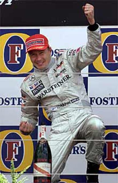 Mika Hakkinen celebra su podio en el podio de Silverstone.