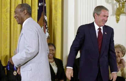 Bill Cosby, tras recibir la Medalla de la Libertad de las manos del entonces presidente de EE UU George W. Bush, en julio de 2002.