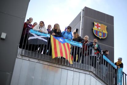 Un grupo de aficionados participan en la acción convocada por Tsunami Democràtic, cerca del Camp Nou, antes del partido que disputarán el Barceloana y el Real Madrid esta noche