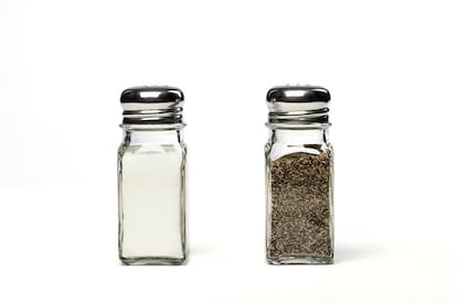 <p>Las ponemos incluso antes de probar el plato. "Es demasiado", protesta Bonato. "A los españoles les gusta mucho utilizar ambas cosas en la mesa. Se hace como costumbre antes de probar la comida, y es un fallo. A veces <strong>destroza un plato que ya tiene su sabor</strong>".</p>