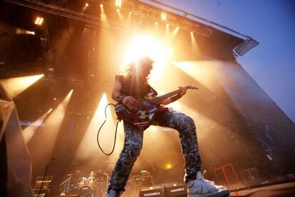 Gorka Alegre, bajista de la banda madrileña Barón Rojo, durante su actuación el viernes en el festival Costa de Fuego