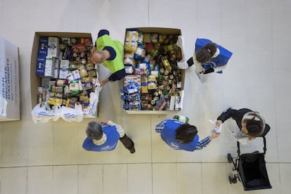 Voluntarios durante el Gran Recapte del Banco de Alimentos, el pasado mes diciembre.