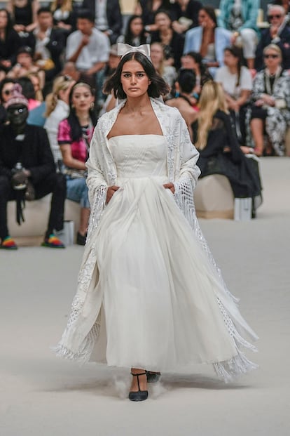 La modelo Jill Kortleve con el vestido de novia de alta costura de Chanel, el 5 de julio de 2022.