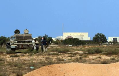 Un tanque de las fuerzas progubernamentales frente al complejo de Uagadugu, el pasado 2 de julio.