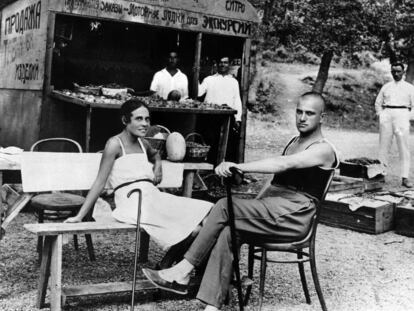 El escritor ruso Vladímir Maiakovski junto a su musa Lili Brik, en 1926 en Yalta.