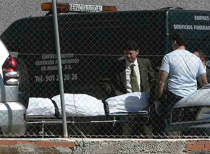 Empleados de la funeraria trasladan el cadáver de María Eugenia Bravo.