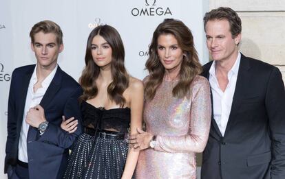 Cindy Crawford con su marido Rande Gerber y sus dos hijos, Presley y Kaia, en la Semana de la moda deParís el pasado septiembre.