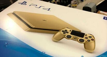 PS4 de color dorado