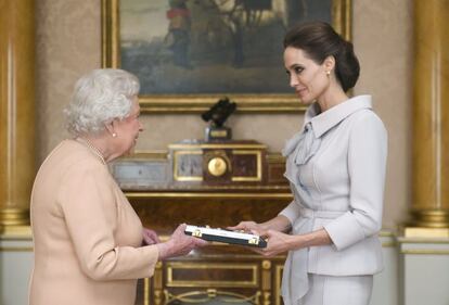 En octubre de 2014, la reina Isabel de Inglaterra reconoció con el título de dama de honor el trabajo de la actriz y directora para tratar de poner fin a la violencia sexual en zonas de guerra.