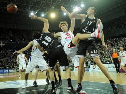 Mumbrú y Axel Hervelle disputan el balón a Andrei Kirilenko, en el centro.