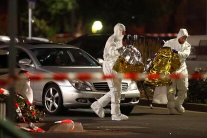 Los forenses recopilan pruebas en una de los escenarios de la matanza, en la ciudad alemana de Hanau.