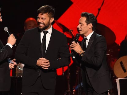 Gabriel Abaroa, Ricky Martin y Marc Anthony, en el hotel MGM de las Vegas, durante de entrega al tercero del premio Persona del Año.