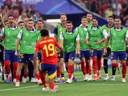 Jugadores de la selección española esperan a Lamine Yamal para celebrar con él su gol en la semifinal ante Francia el pasado martes.