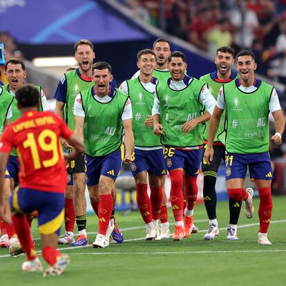 Lamine Yamal celebra con el banquillo español su gol frente a Francia.