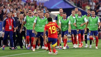 Jugadores de la selección española esperan a Lamine Yamal para celebrar con él su gol en la semifinal ante Francia el pasado martes.